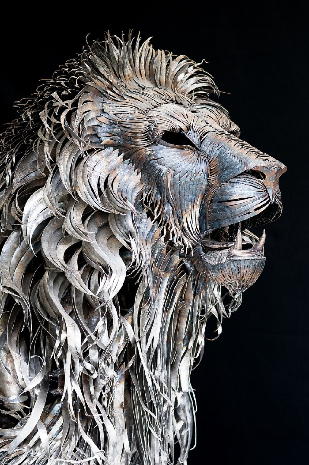 Majestosa escultura de leão feita com 4.000 peças de sucata 01