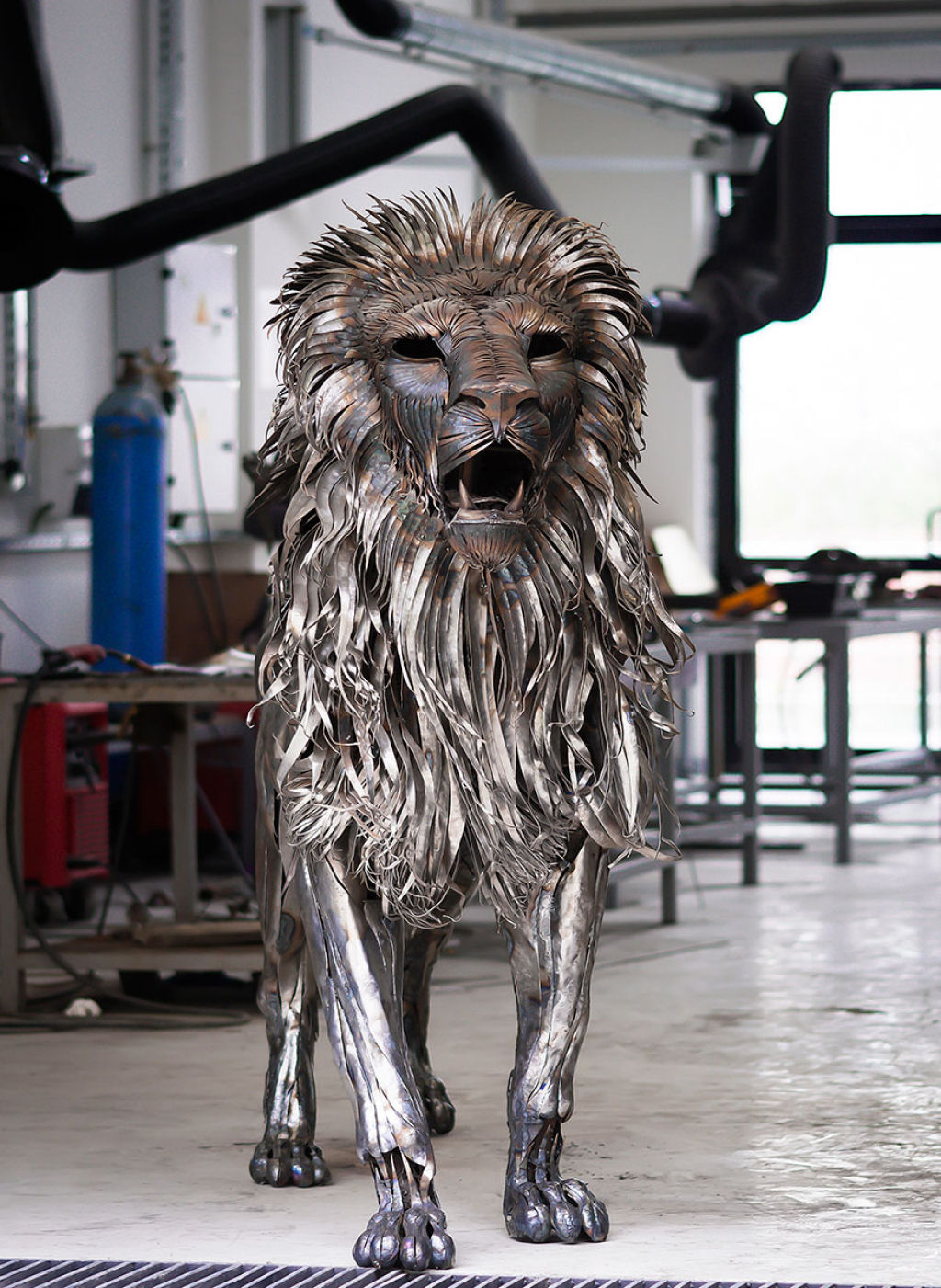 Majestosa escultura de leão feita com 4.000 peças de sucata 03
