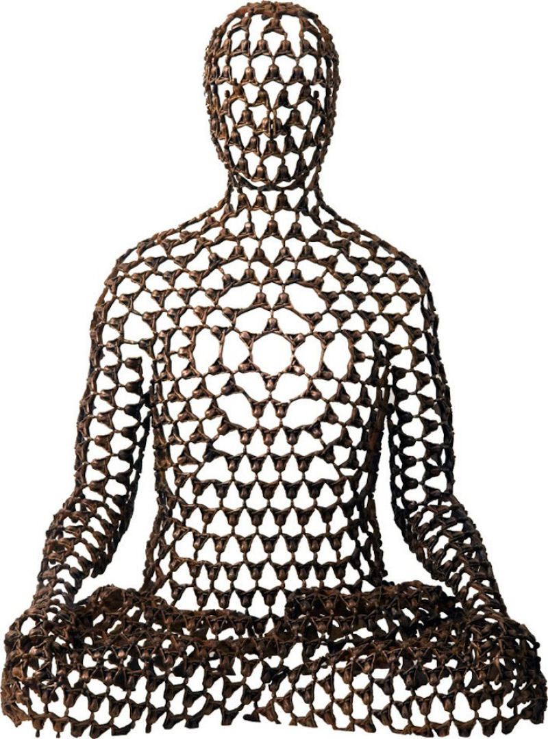 Figuras de bronze usam o espaço negativo para transmitir energia espiritual 02