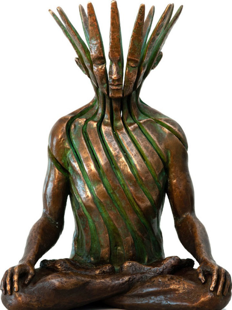 Figuras de bronze usam o espaço negativo para transmitir energia espiritual 06