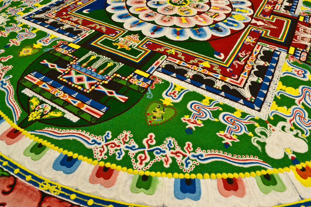 Mandalas de areia tibetanas, a arte sacra de pintura com areia colorida