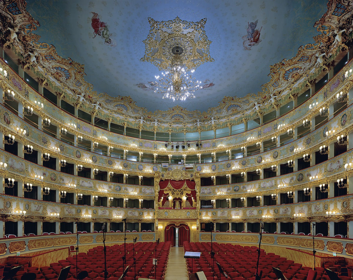 Fotografias de grande formato capturam ornamentada casas de ópera de todo o mundo 02