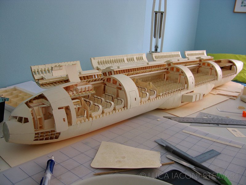 Designer passa 9 anos construindo o avião de papel mais elaborado do mundo