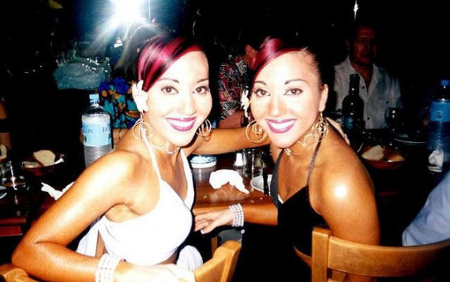 Gêmeas idênticas australianas compartilham de tudo: desde namorado até cirurgias plásticas 12