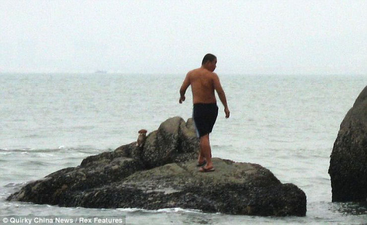 Jovem chinês brincava de lançar cão no mar