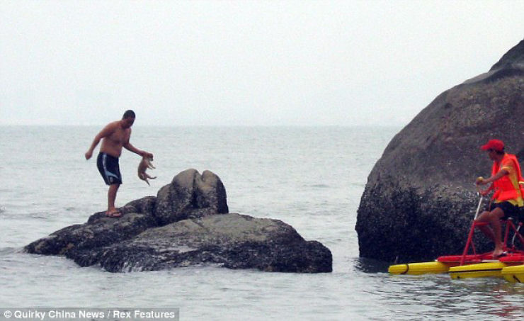 Jovem chinês brincava de lançar cão no mar