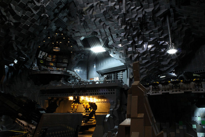 Incrível batcaverna feita com 20.000 peças de Lego 05