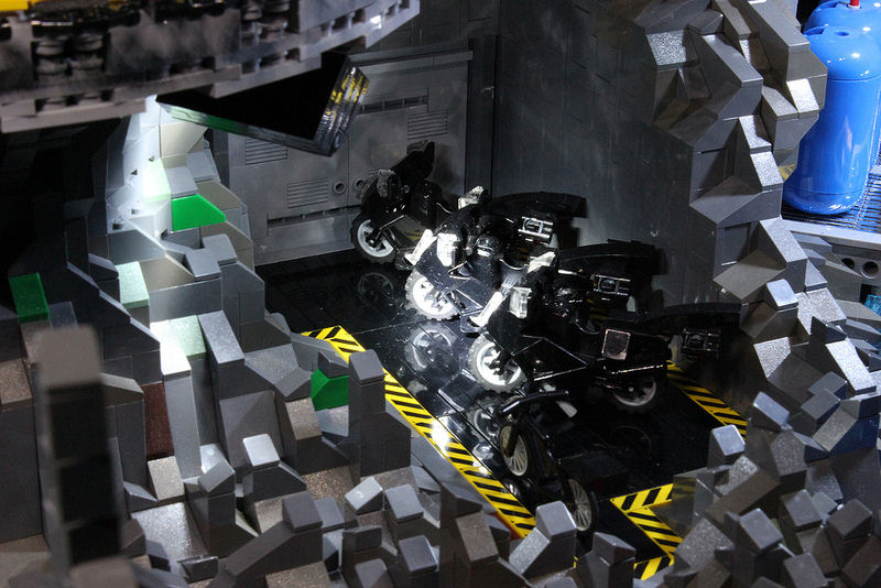 Incrível batcaverna feita com 20.000 peças de Lego 08