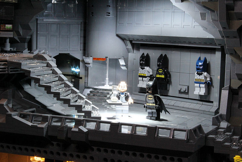 Incrível batcaverna feita com 20.000 peças de Lego 09