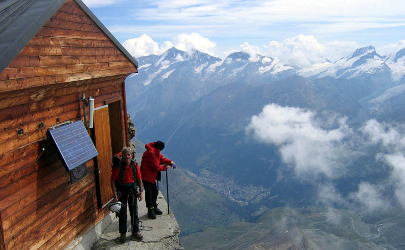 Uma cabana acima das nuvens sobre o Matterhorn 01