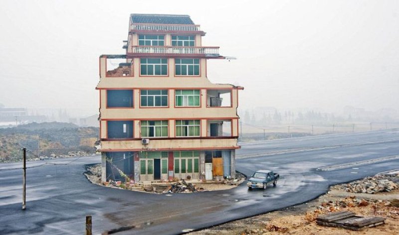 Rodovia chinesa construída em volta de uma casa, cujos donos se recusam a mudar 07