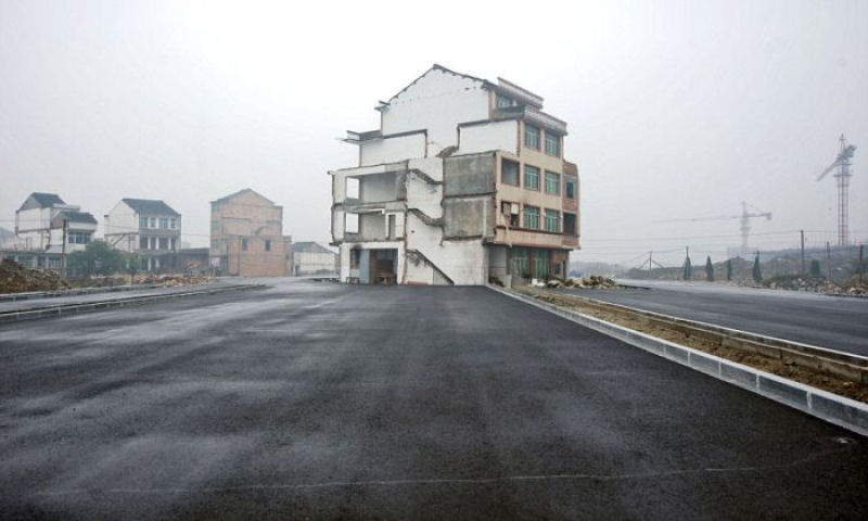 Rodovia chinesa construída em volta de uma casa, cujos donos se recusam a mudar 08