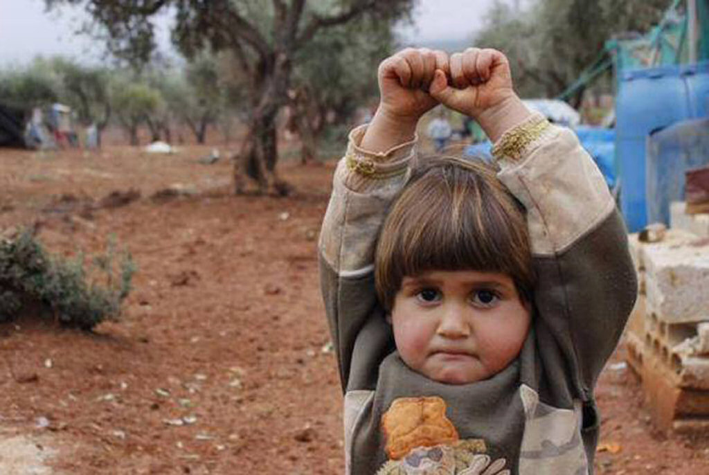 Outra menina síria “se rende” ante a câmera depois de confundi-la com uma arma