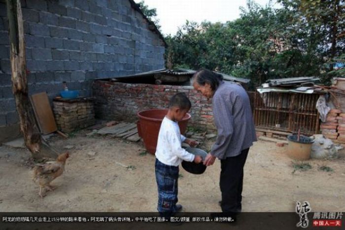 Garoto chinês de 6 anos banido pela sociedade 06