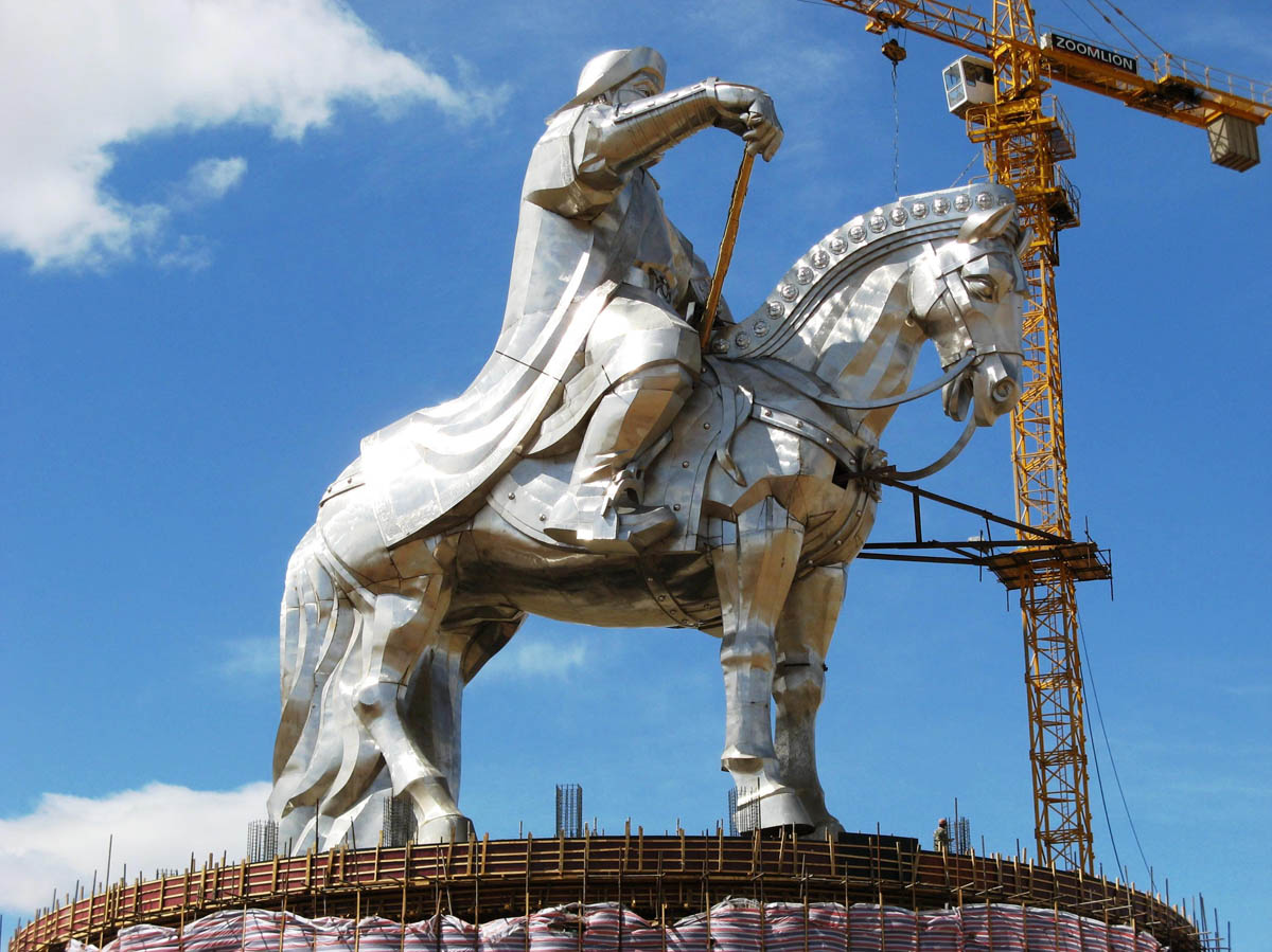 A imponente estátua equestre de Genghis Khan na Mongólia 03