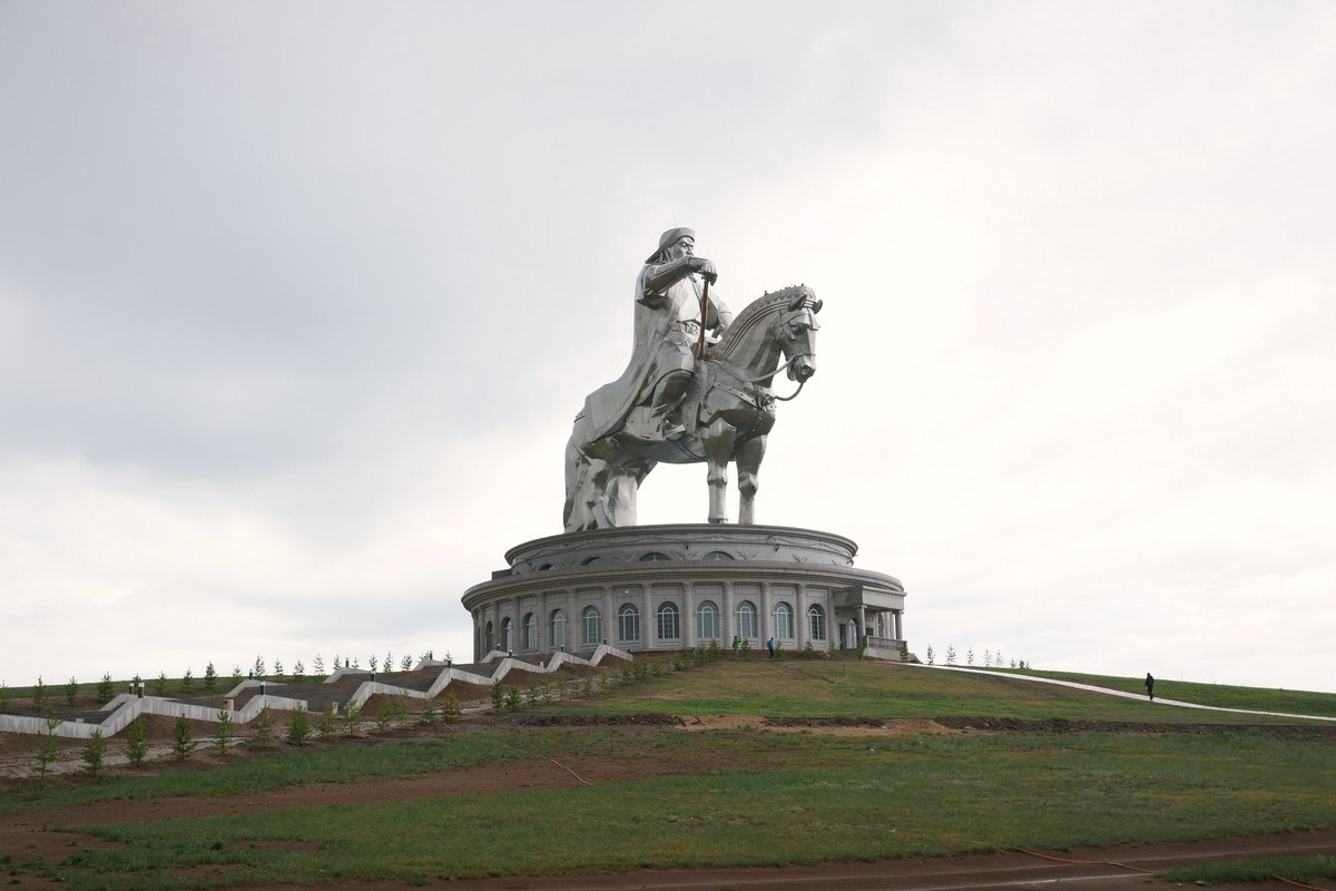A imponente estátua equestre de Genghis Khan na Mongólia 04