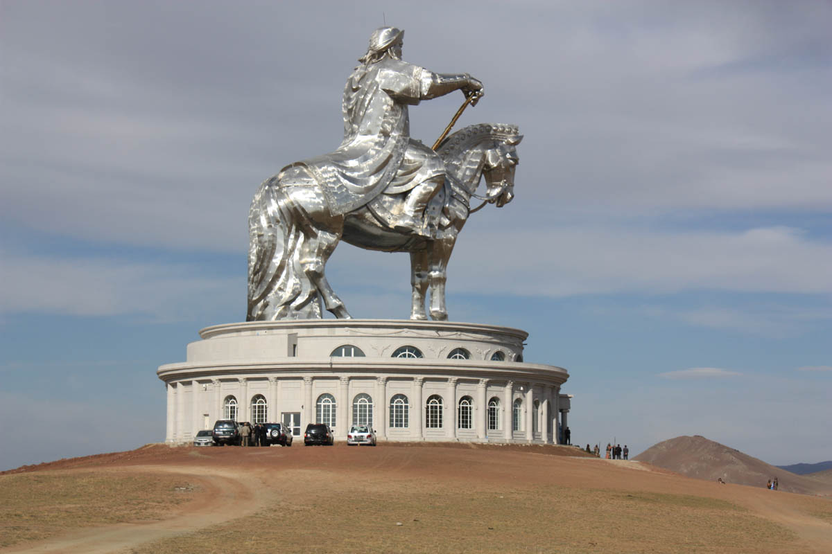 A imponente estátua equestre de Genghis Khan na Mongólia 05