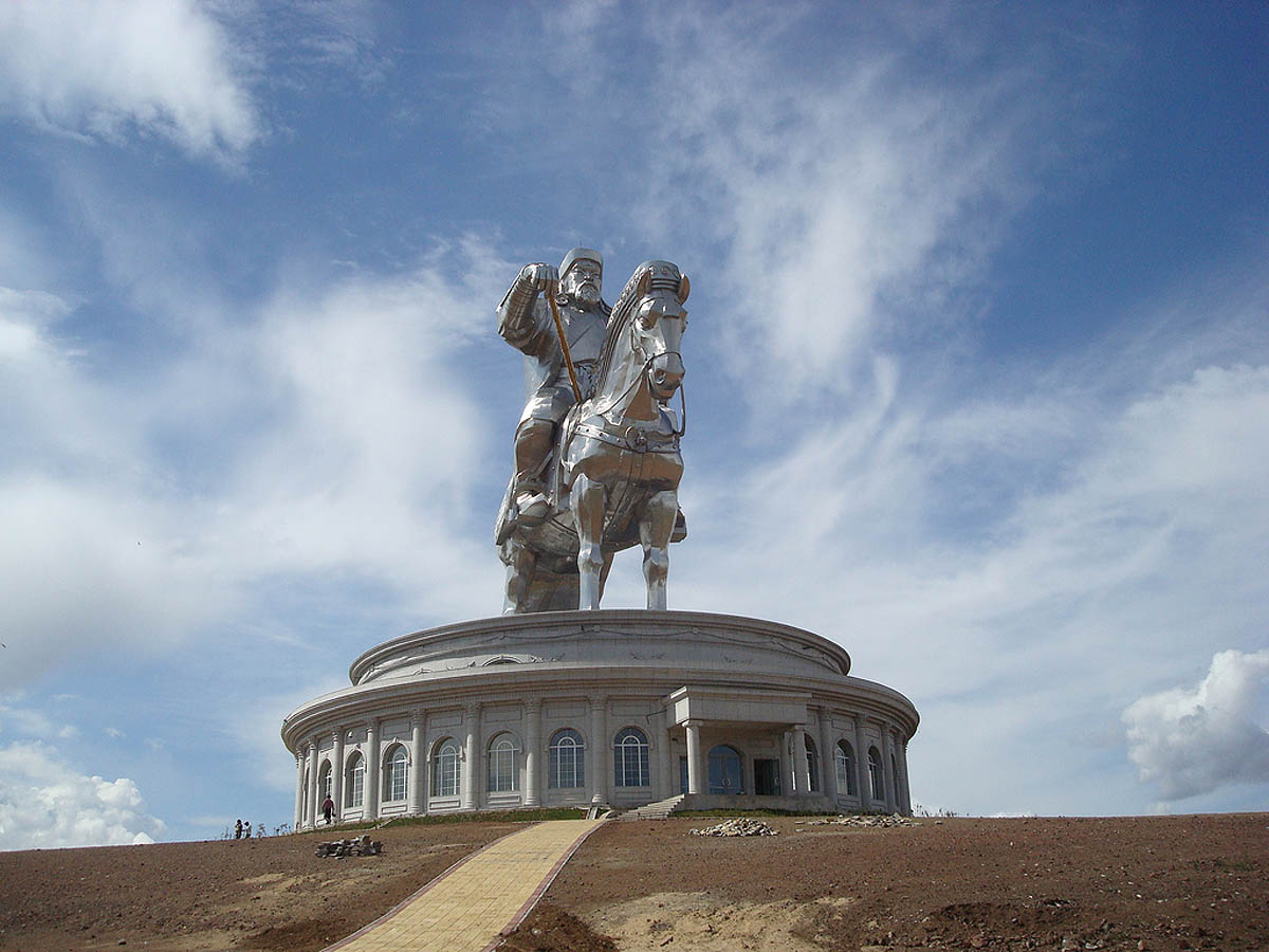 A imponente estátua equestre de Genghis Khan na Mongólia 06