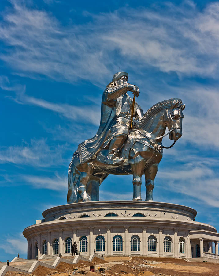 A imponente estátua equestre de Genghis Khan na Mongólia 07
