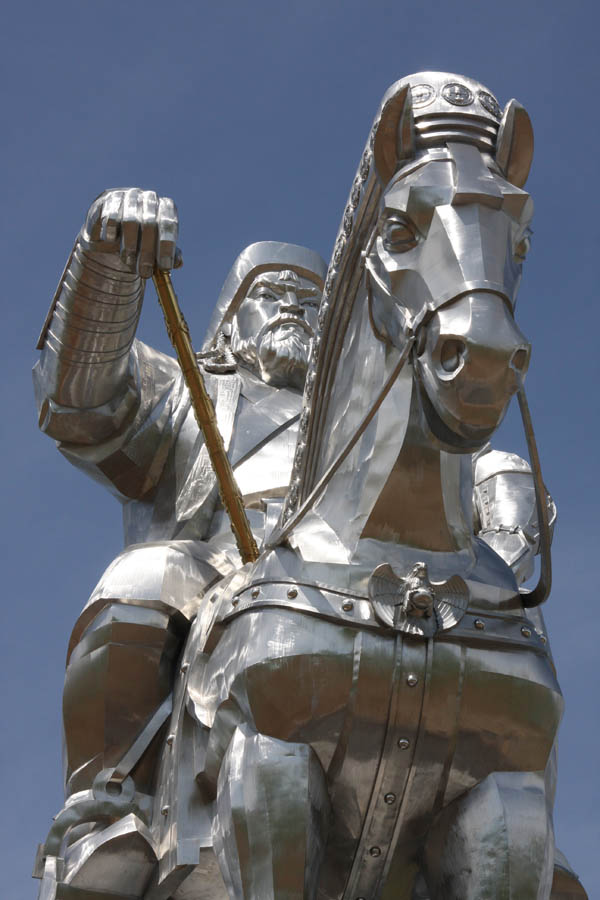 A imponente estátua equestre de Genghis Khan na Mongólia 08