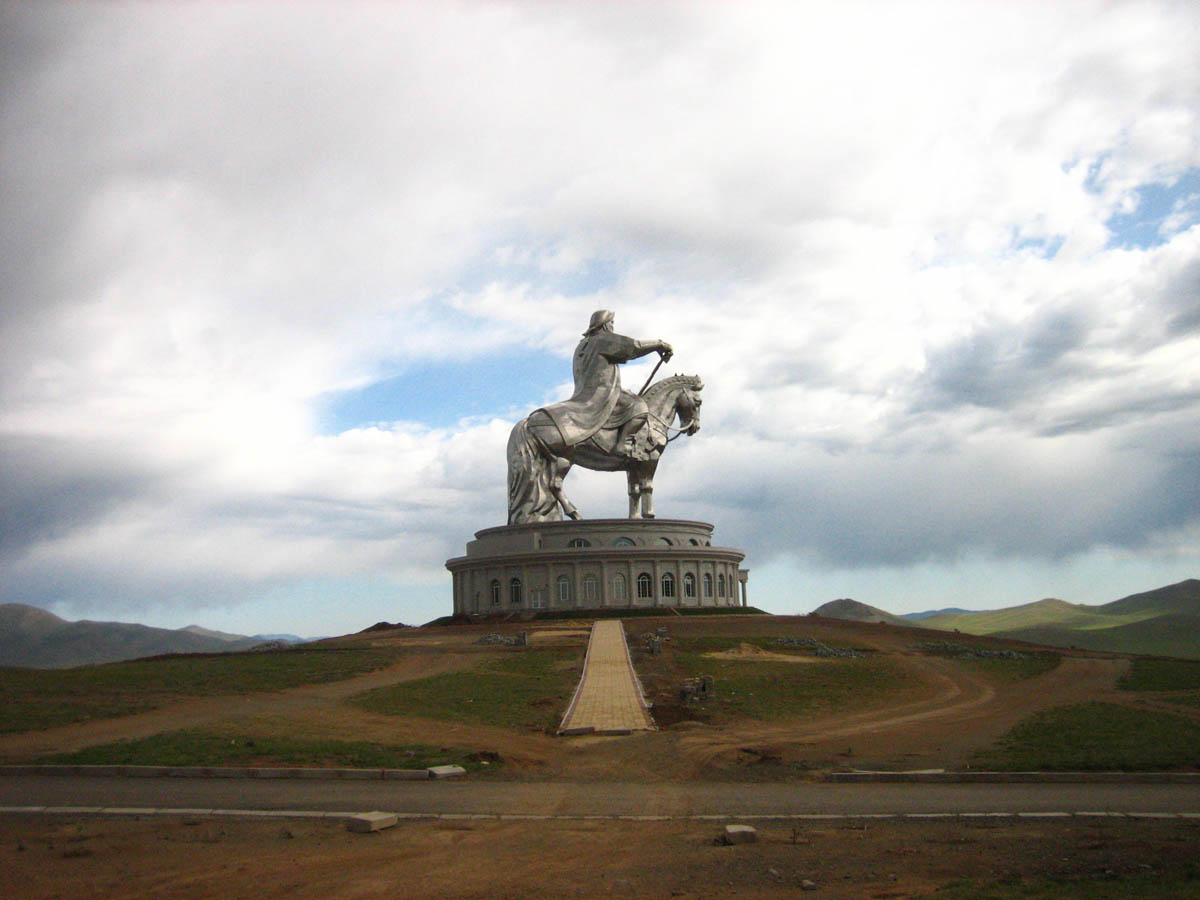 A imponente estátua equestre de Genghis Khan na Mongólia 09