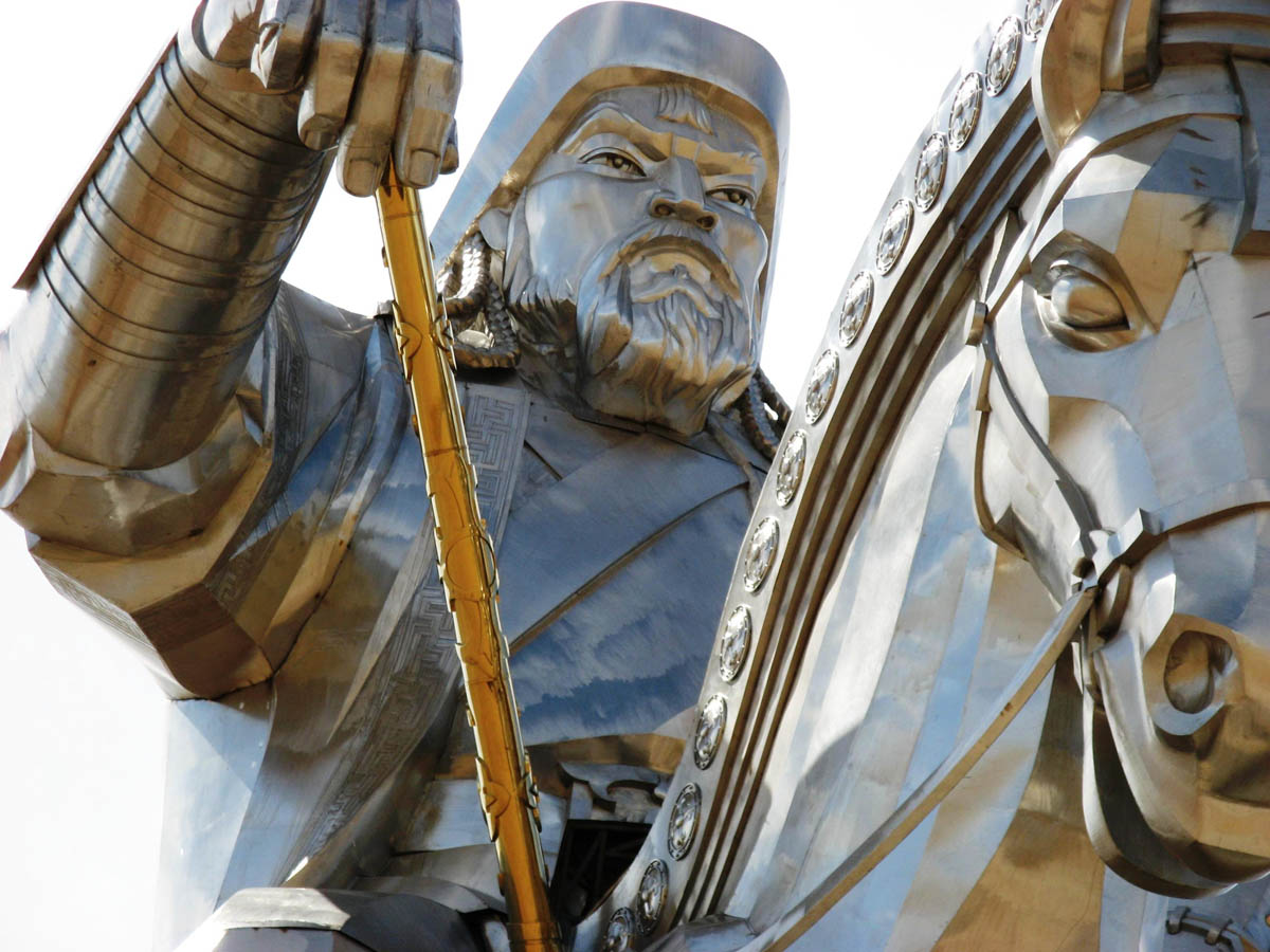 A imponente estátua equestre de Genghis Khan na Mongólia 10