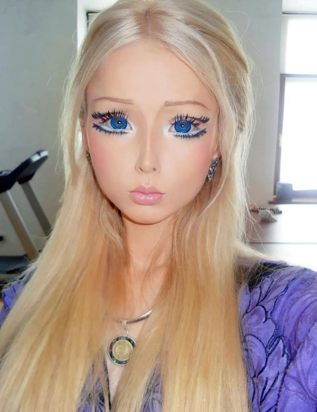 Valeria Lukyanova, a Barbie Humana, impacta com fotos em revista 13