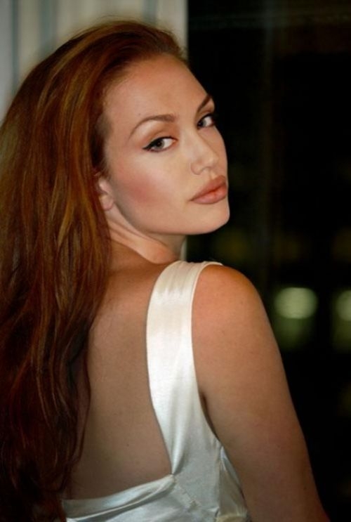 Tiffany Claus, a irmã gêmea que Angelina nunca teve 09