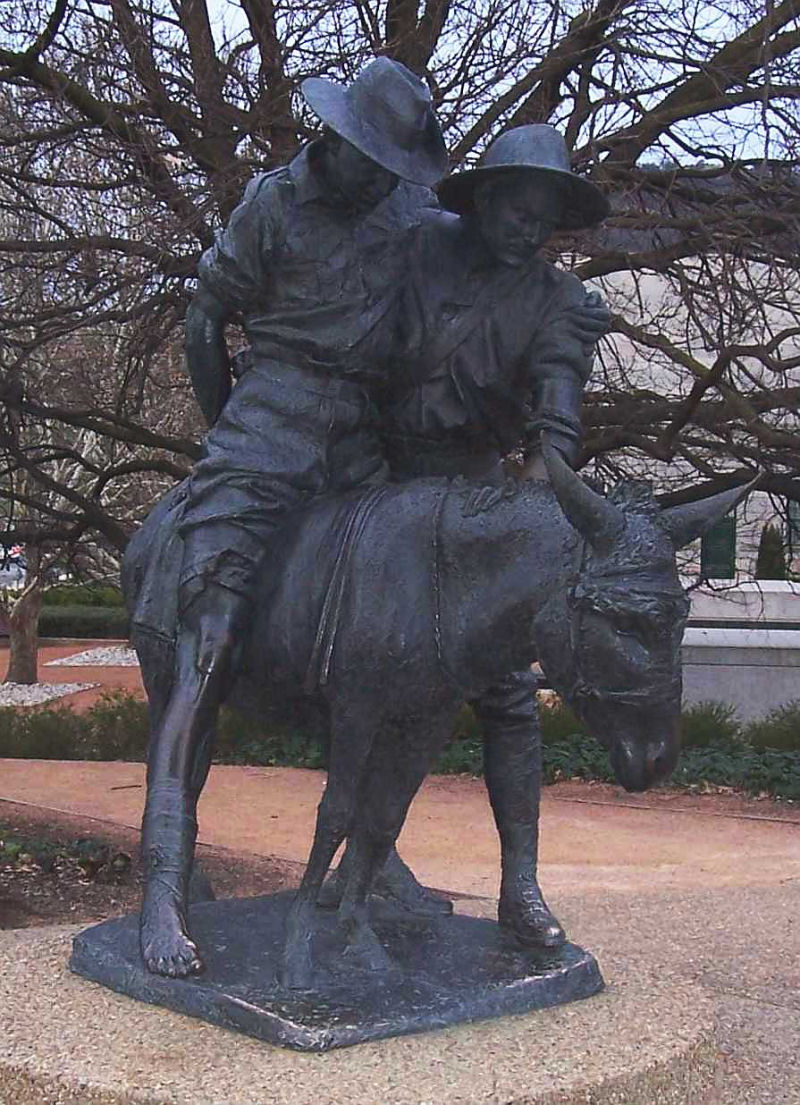 Um jovem e seu burro, heróis da Primeira Guerra
