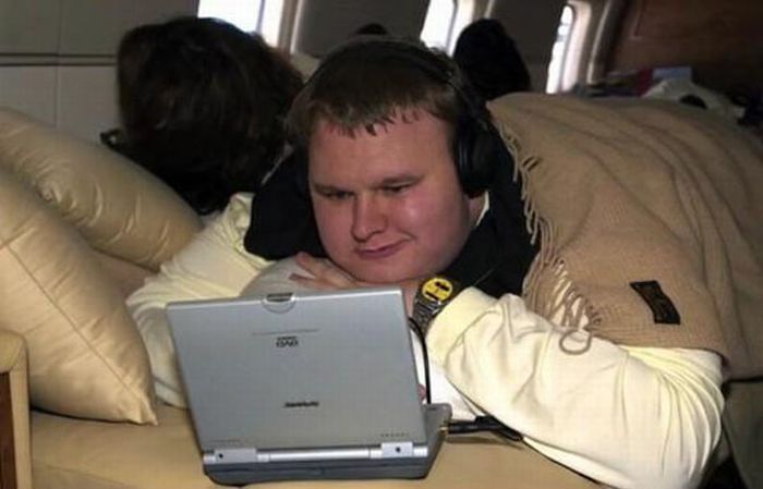 A vida extravagante de Kim Dotcom Schmitz, dono do Megaupload 02