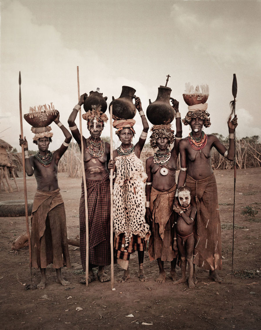 A vida de tribos que estão desaparecendo pelo mundo 36