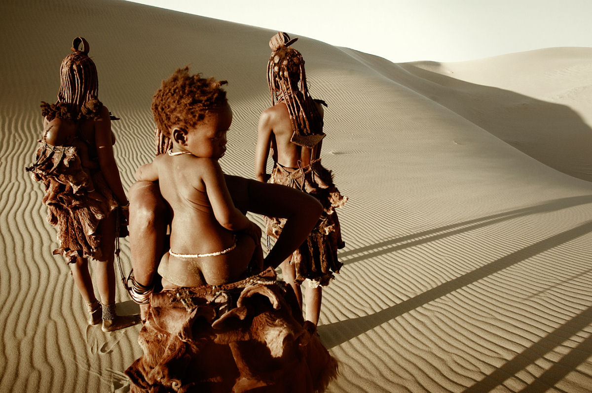 A beleza da tribo Himba, os últimos povos nômades da África  03