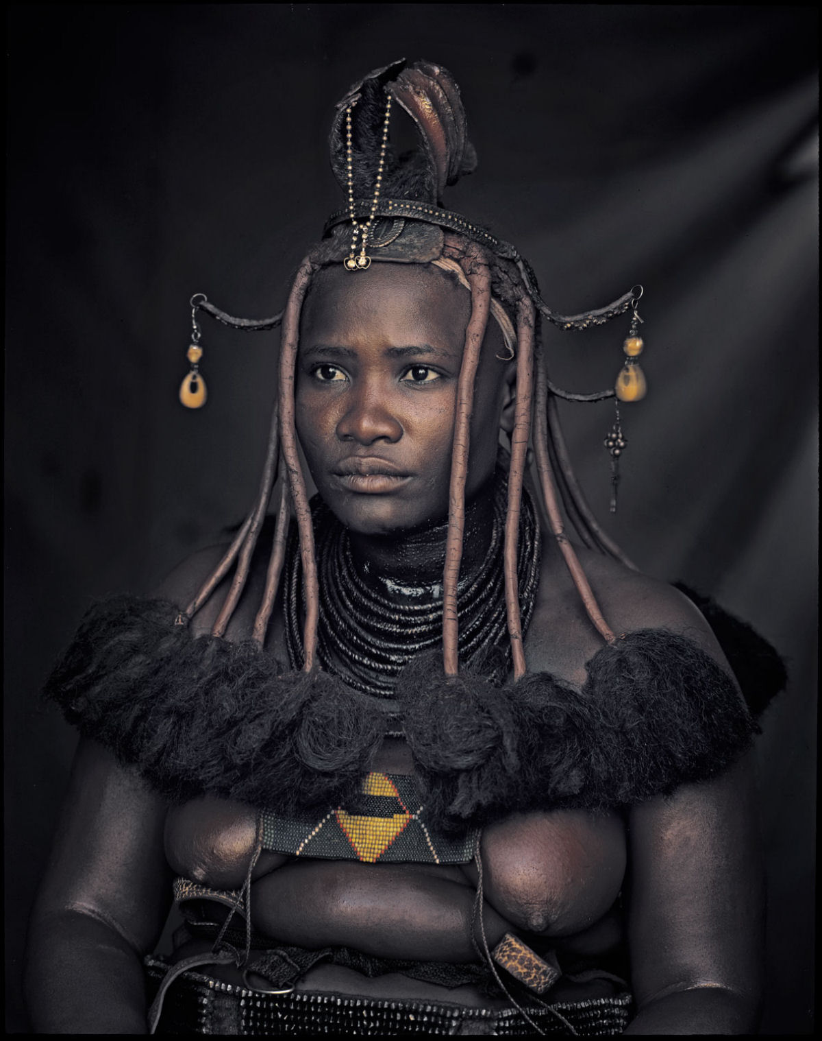 A beleza da tribo Himba, os últimos povos nômades da África  04