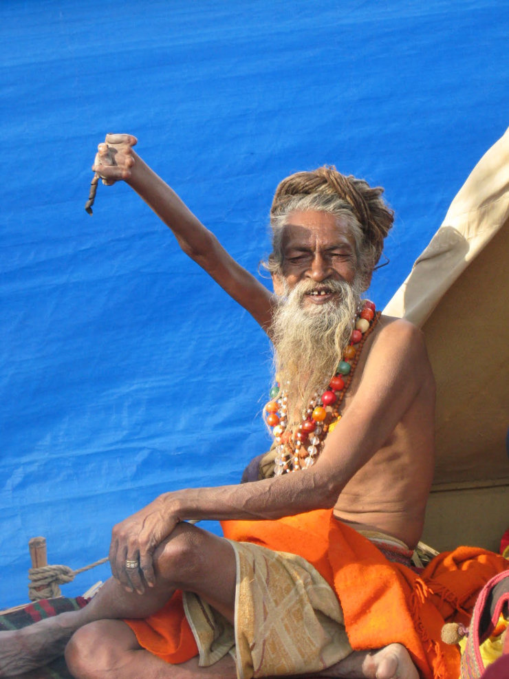Sadhu indiano manteve sua mão direita levantada durante os últimos 38 anos