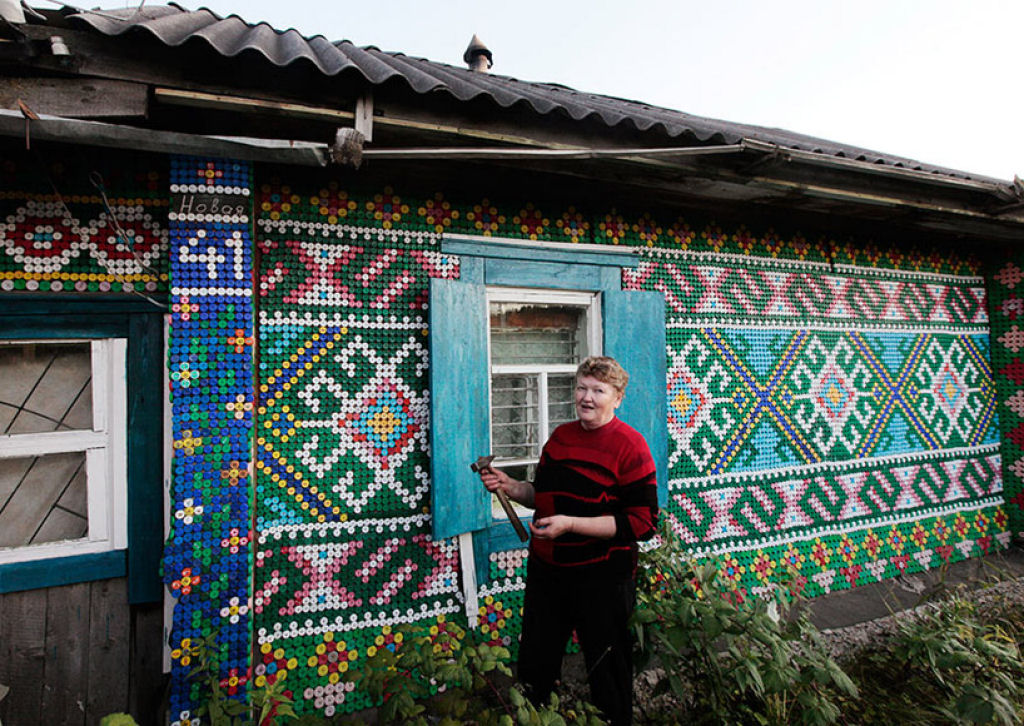 Mulher decora casa com 30.000 tampinhas de plástico 02