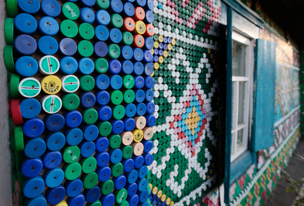 Mulher decora casa com 30.000 tampinhas de plástico 03