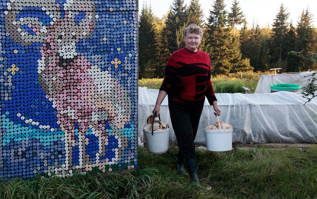 Mulher decora casa com 30.000 tampinhas de plástico 05