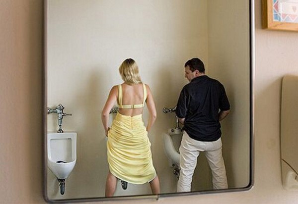 Негритянка с маленькой грудью трахается с мужиком в туалете