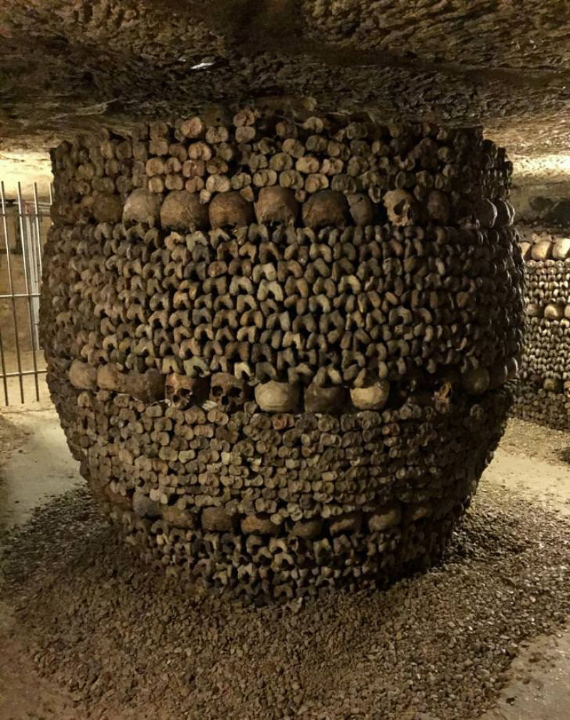 O perfeito arranjo de ossos de uma catacumba em Paris.