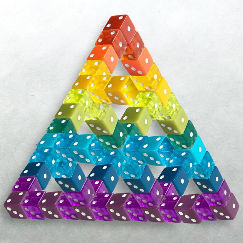 Triângulo de Penrose feito com dados.