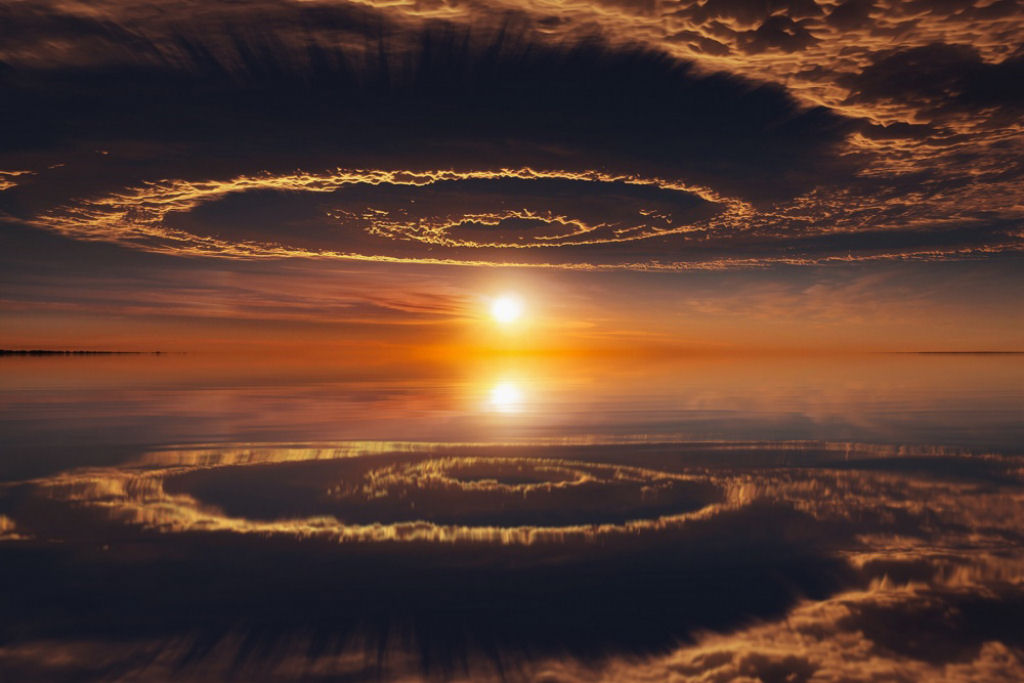 O reflexo do céu parece um portal para outro mundo.