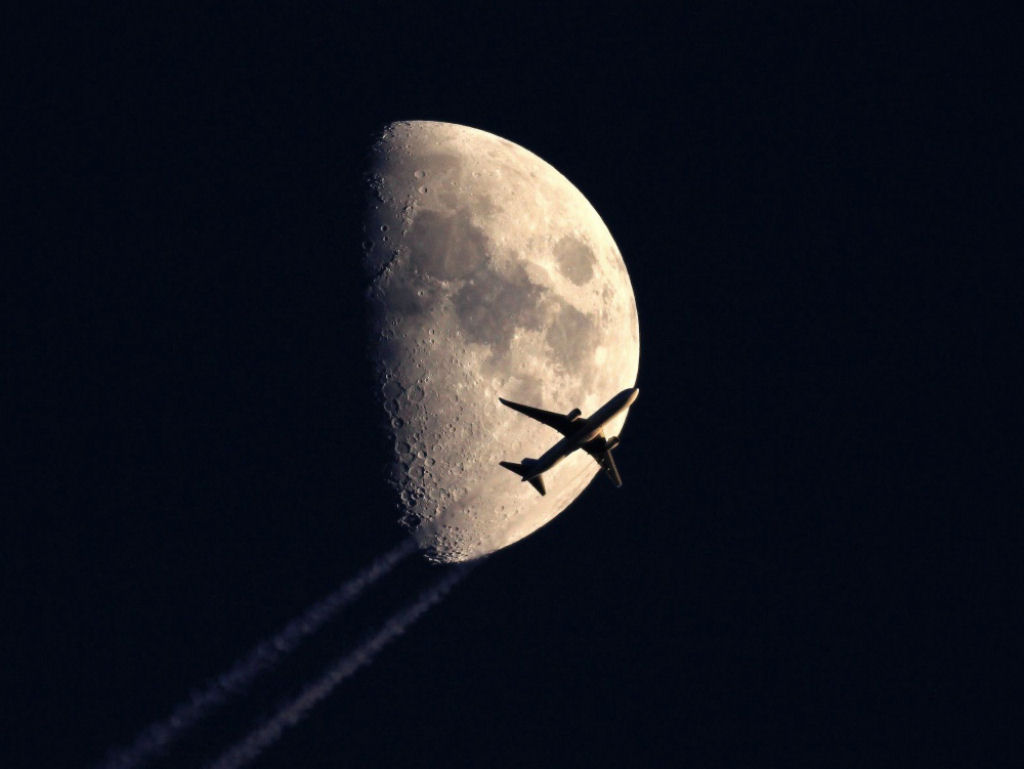 Voando sob a lua.