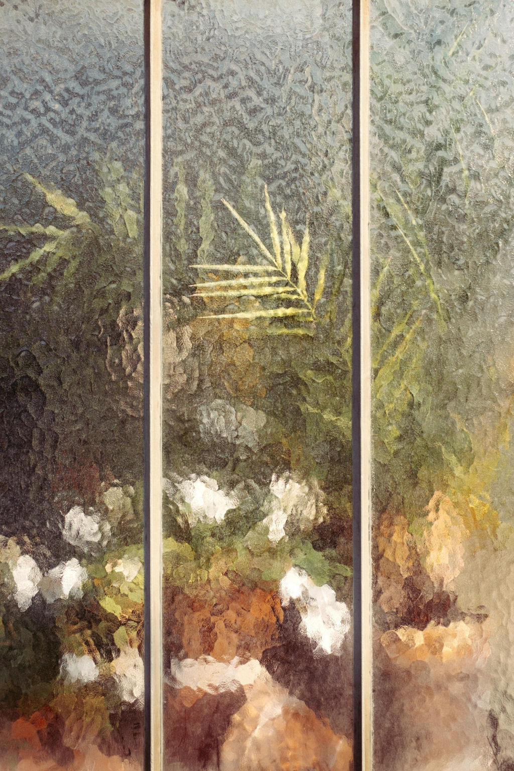 As plantas atrás do vídeo martelado parecem um pintura impressionista..