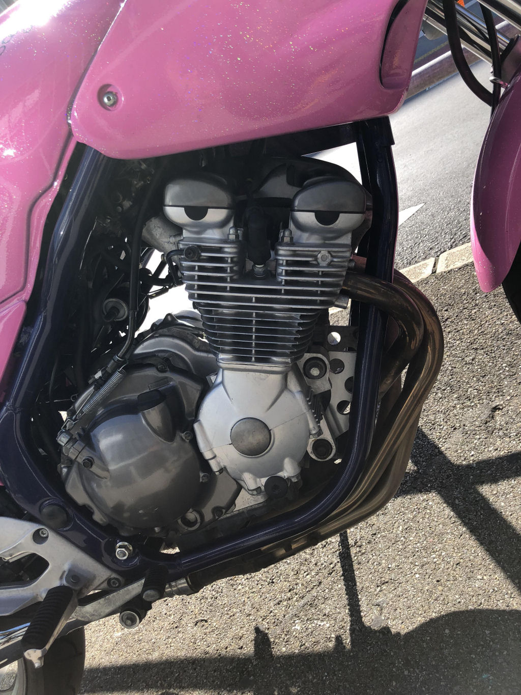 O motor desta moto parece um parente do clipe do Word.