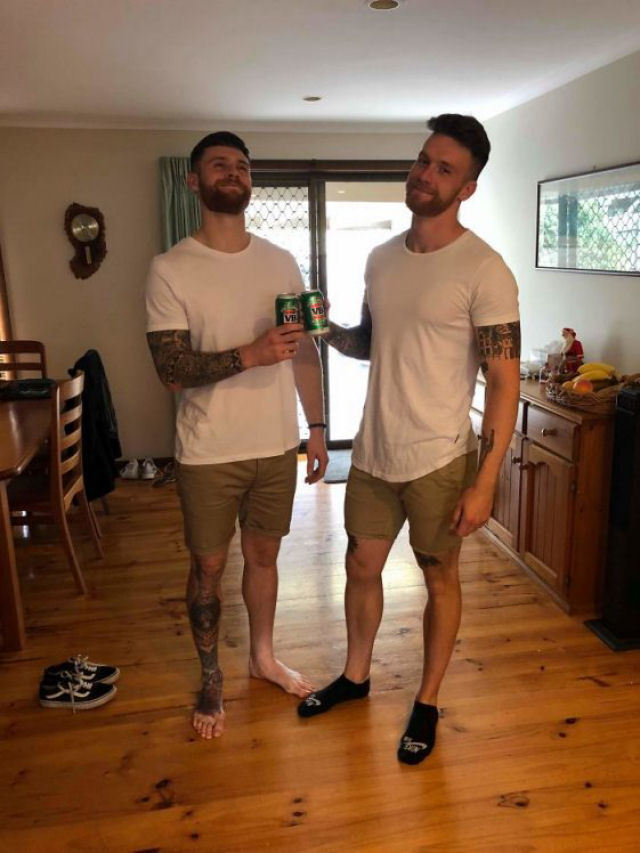 Gêmeos se encontram depois de um par de anos usando a mesma roupa.