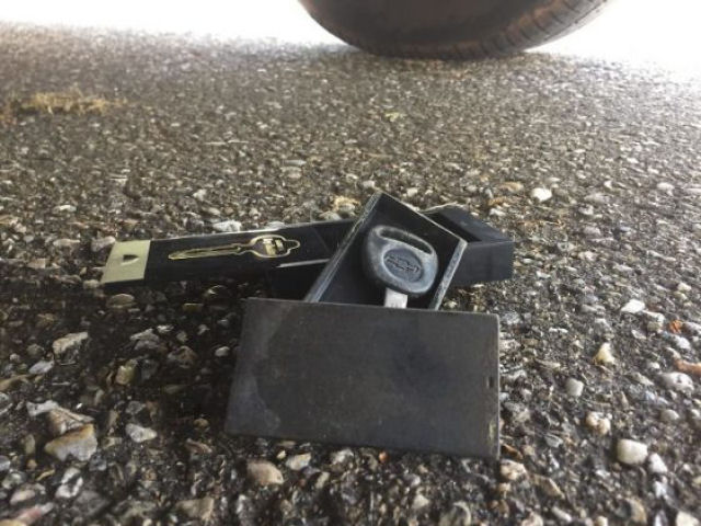 O motorista encontrou uma chave oculta no mesmo lugar onde ia esconder a sua.