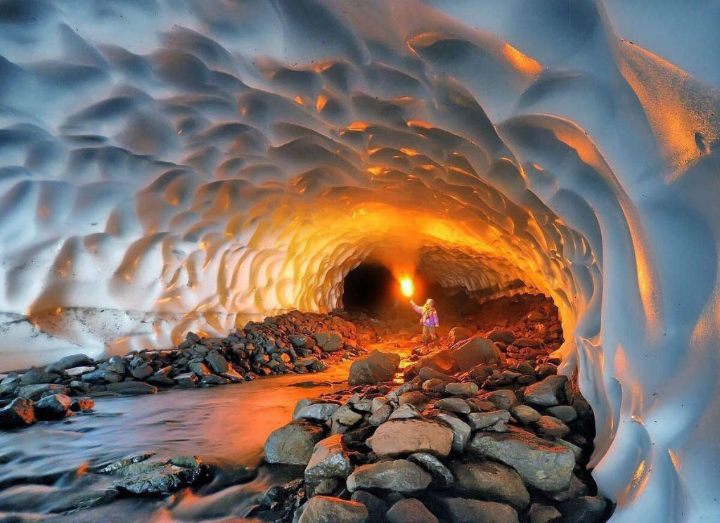 Uma caverna de gelo dentro do vulcão Multnovsky, na Rússia.
