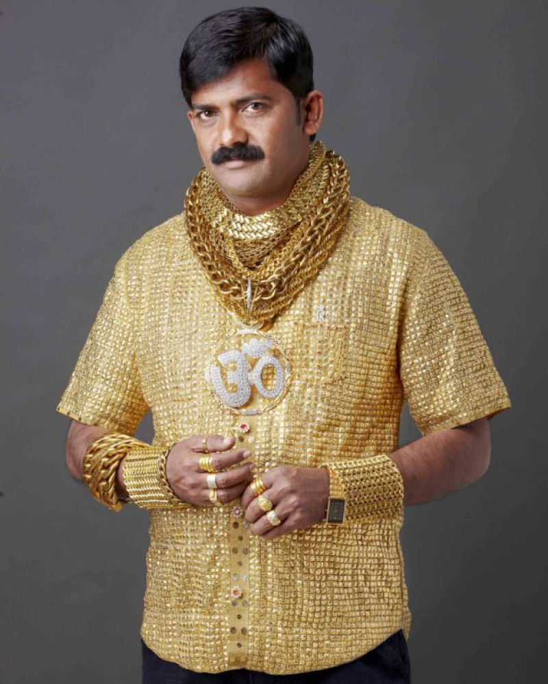 Indiano obcecado exibe camisa de feita toda de ouro