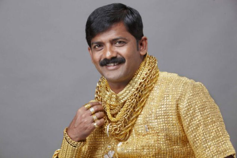 Indiano obcecado exibe camisa de feita toda de ouro