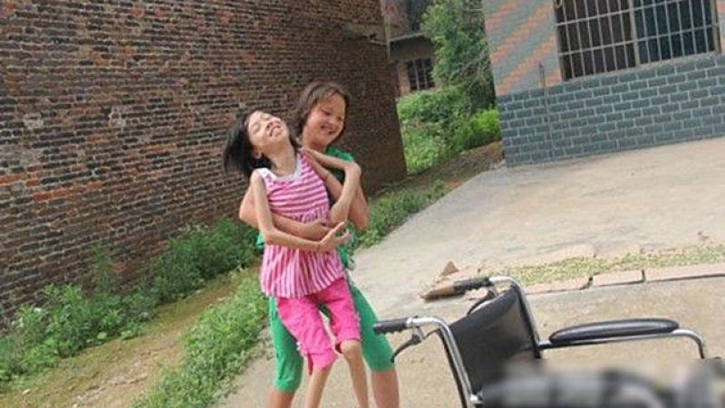 A estudante mais linda da China leva a amiga deficiente nas costas, todos os dias,  escola